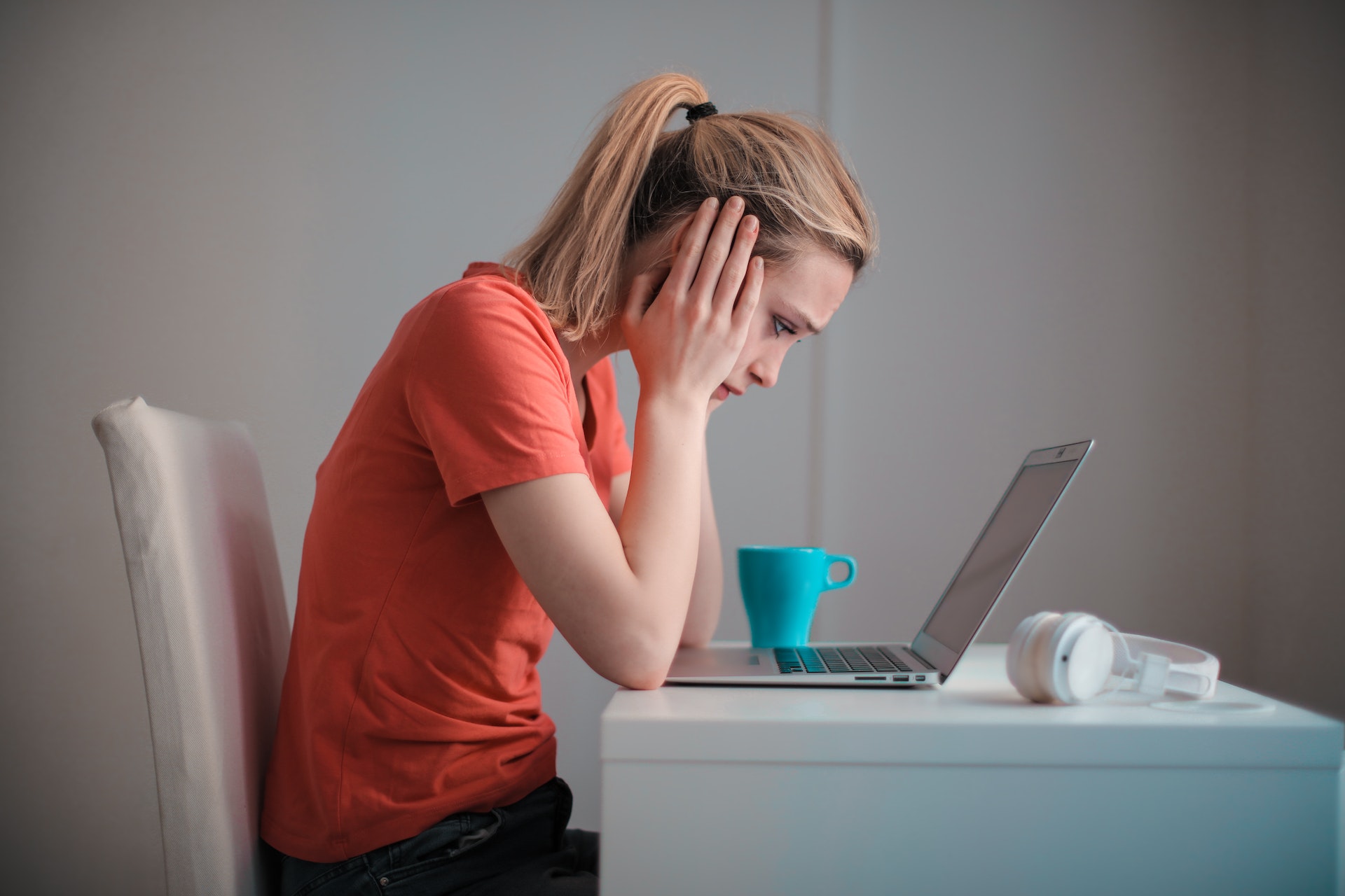 mujer sufriendo acoso laboral