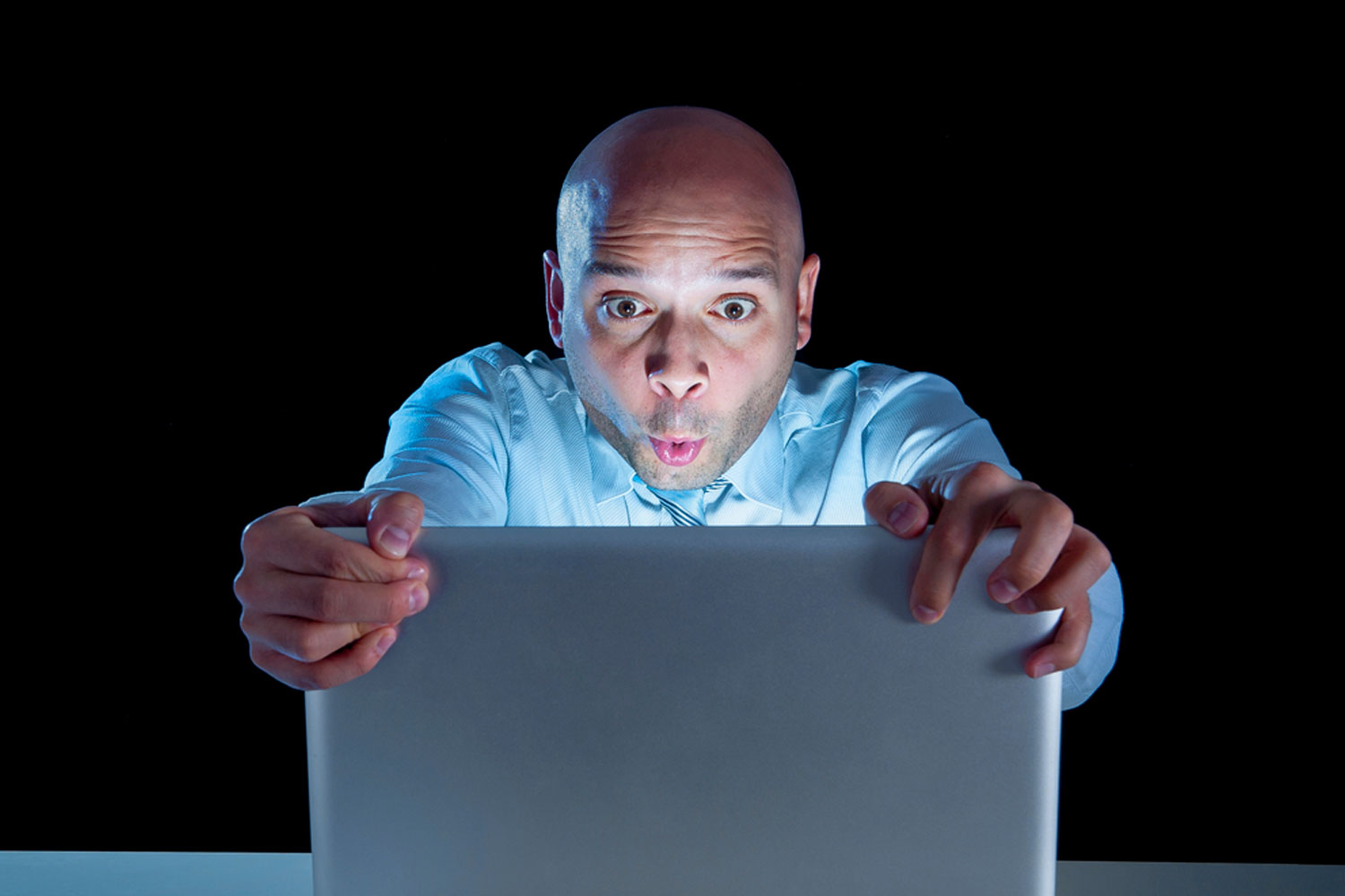 ¿Despido por ver contenido sexual en la oficina? Analizamos las sentencias y cuándo se considera despido improcedente o nulo.