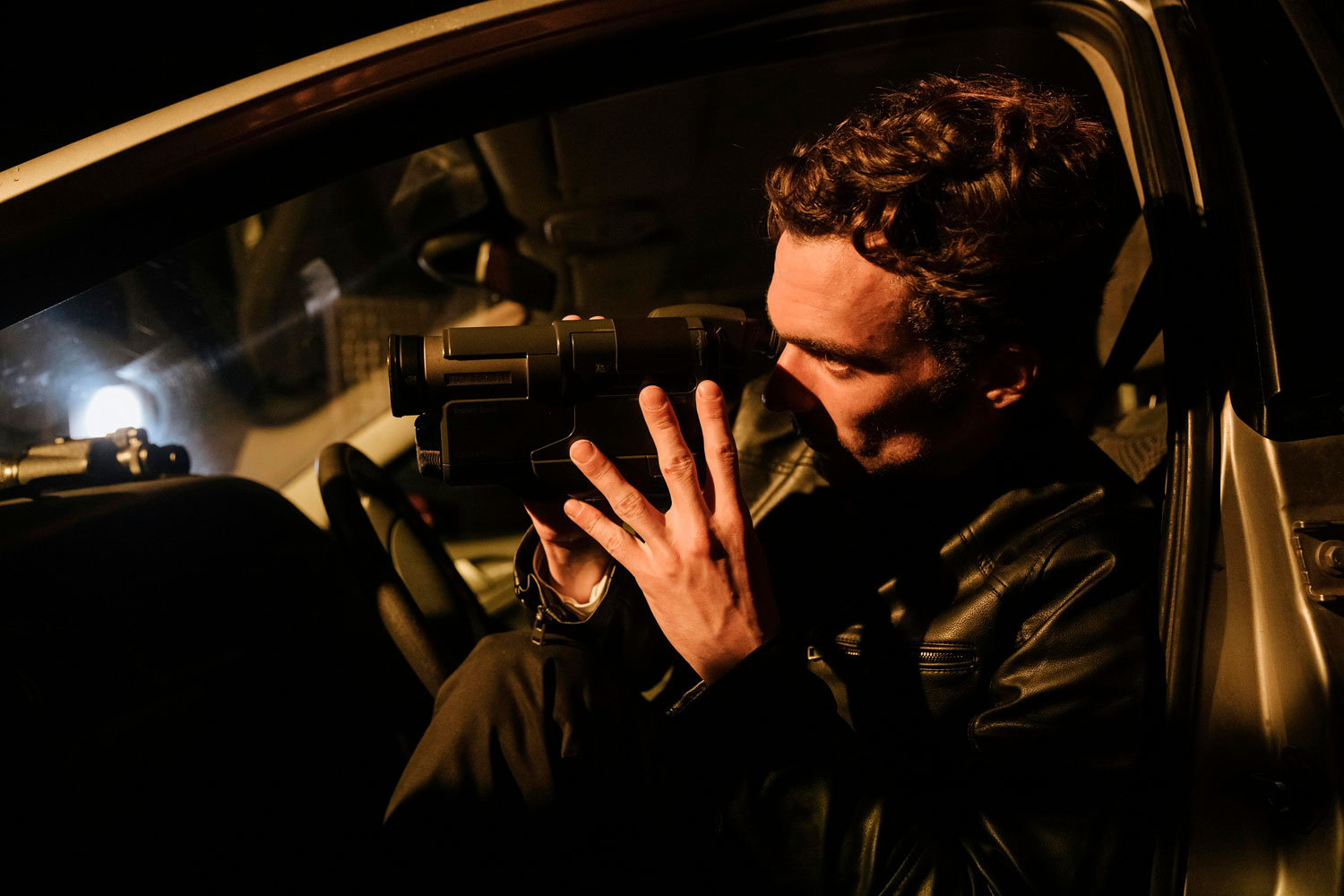 Detective privado realizando el seguimiento de un trabajador para comprobar una baja médica fraudulenta.