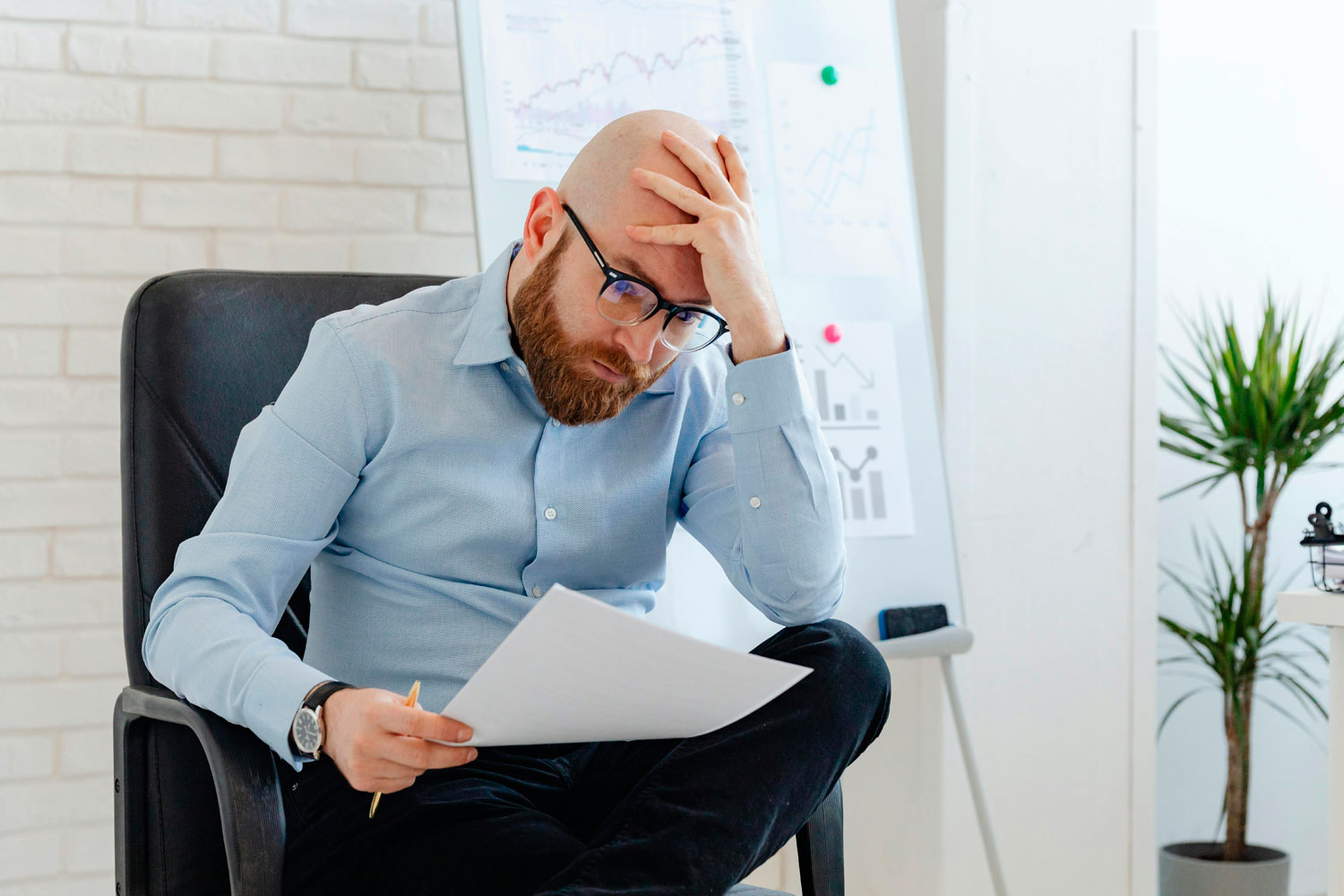Trabajador revisando un trámite de audiencia previa.